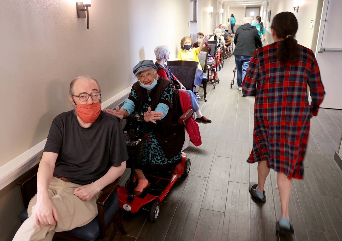 Michael Chernoff, 65, og Valmae Ayres, 98, venter i kø på COVID-19-vaccinen under en ...