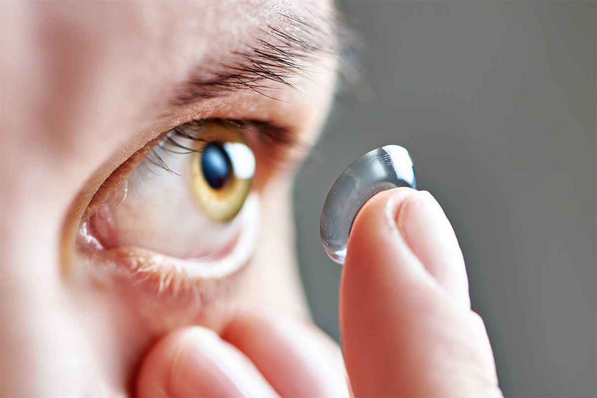 عثر الأطباء على 27 عدسات لاصقة في عين المرأة