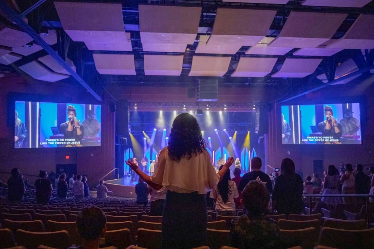 Gereja-gereja Las Vegas menyambut kembali para penyembah ke layanan langsung